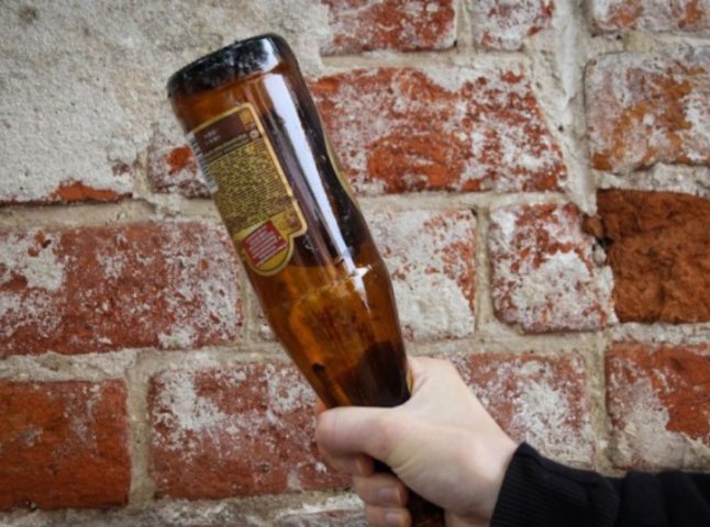 Двоє п’яних братів у Мукачеві йшли по вулиці і били перехожих скляною пляшкою з-під пива