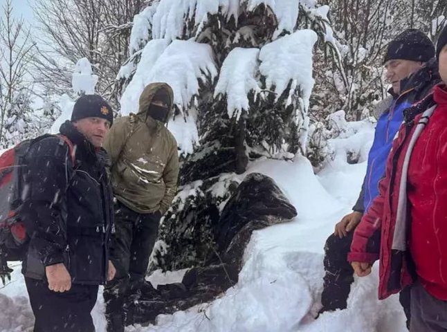 Знайдено туриста, який блукав у засніжених горах 3 доби