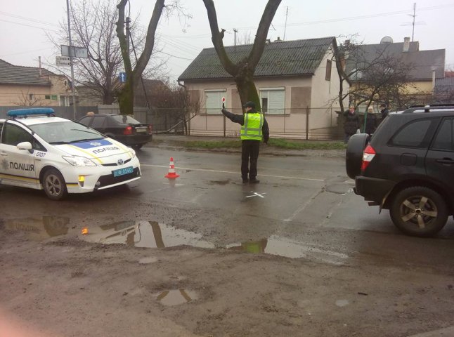 В Ужгороді чоловік потрапив під автівку, намагаючись перейти дорогу у невстановленому місці