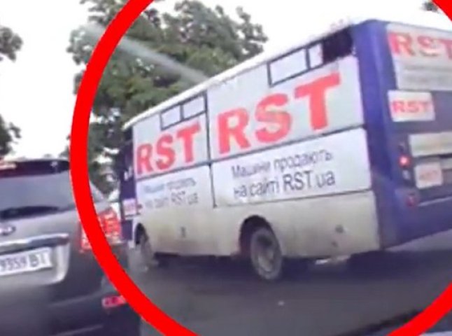 У Фейсбуці опублікували відео, на якому зафіксовано грубе порушення ПДР водієм автобусу