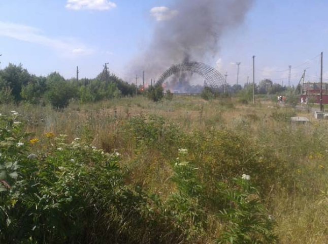 На Ужгородщині пожежа: місцеві жителі стверджують, що горить пилорама (ФОТОФАКТ)