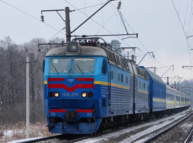 "Укрзалізниця" збільшує кількість поїздів на Закарпаття до зимових свят