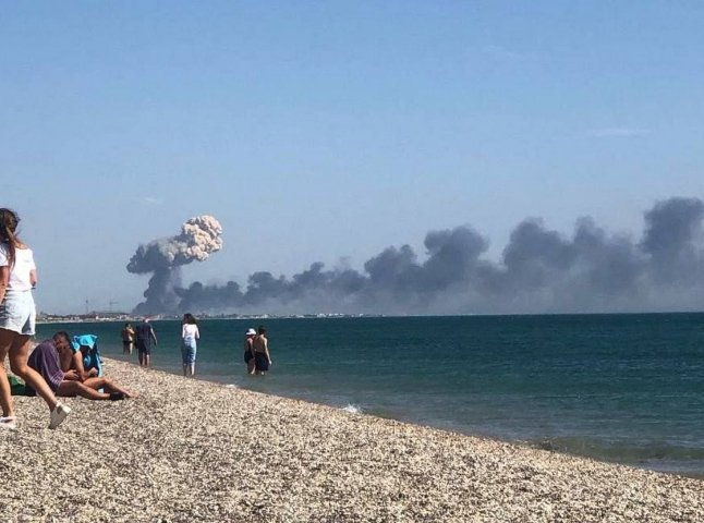 У Криму на військовому аеродромі прогриміли вибухи. Люди в паніці тікають