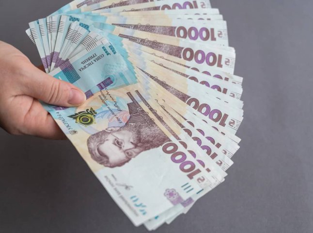 Одним нарахують 2000-3000 гривень, а декому – 12 тисяч: як отримати допомогу на сім’ю