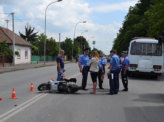 В Ужгороді водій скутера постраждав внаслідок зіткнення з автобусом