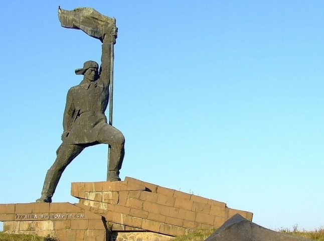 В Ужгороді збирають підписи за демонтаж пам’ятника радянському солдату