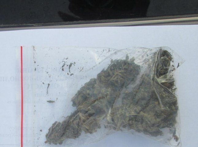 "Урожай" із наркотичних речовин зібрали поліцейські за добу