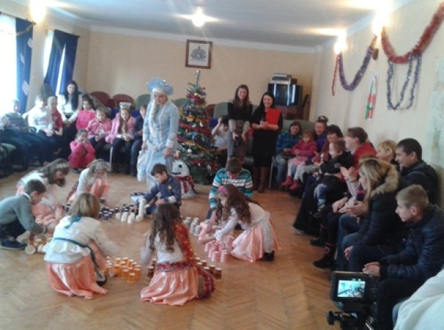 Діткам з реабілітаційного центру міста Берегова влаштували справжню новорічну казку