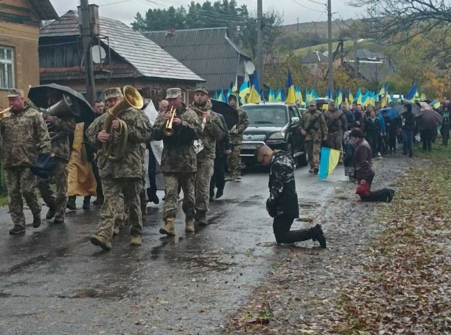 Одна з громад Закарпаття попрощалась із захисником