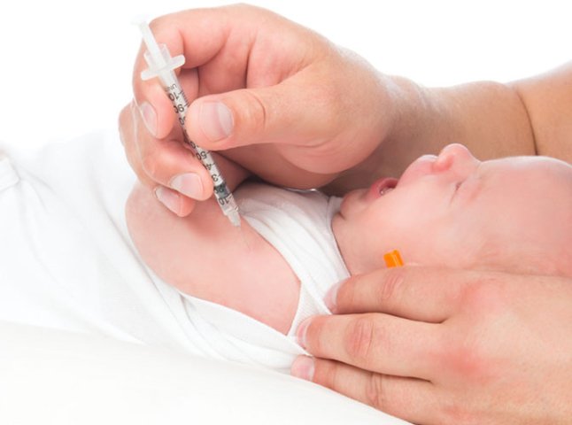 Ужгородські немовлята вже півроку живуть без життєнеобхідних вакцин (ВІДЕО)