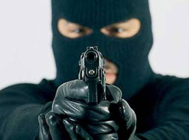 П’ятеро озброєних невідомих у масках "почистили" інтернет-кафе в Хусті