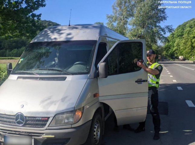 Закарпатські поліцейські посилено перевірятимуть водіїв, які здійснюють перевезення пасажирів та вантажів
