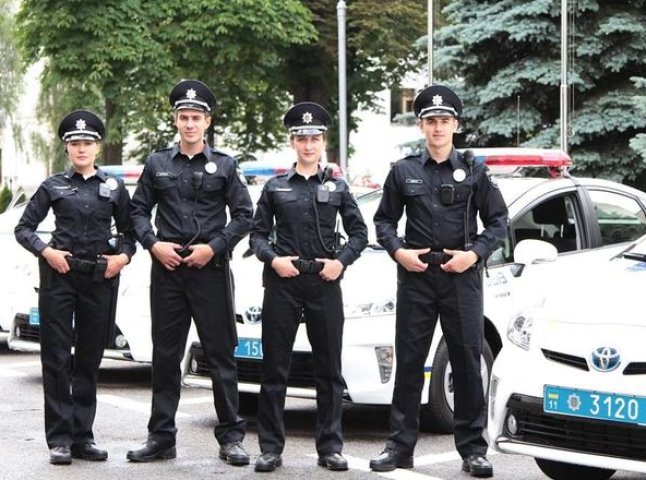 Нові поліцейські на вулиці Ужгорода та Мукачева вийдуть 23 грудня