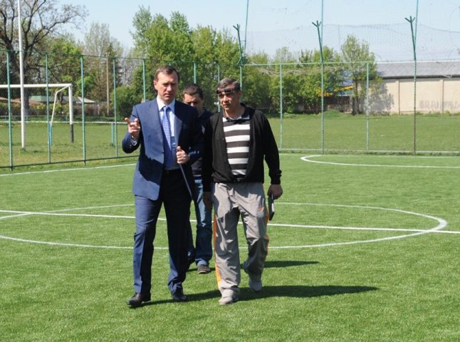 У мікрорайоні Радванка в Ужгороді відкрили нове футбольне поле