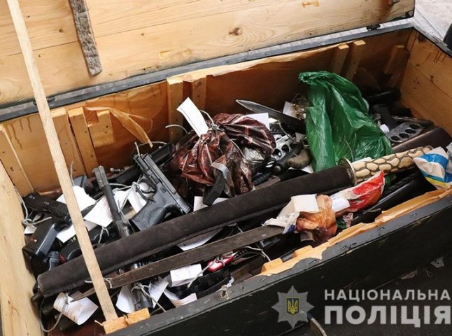 Закарпатська поліція знищувала вилучену нелегальну зброю