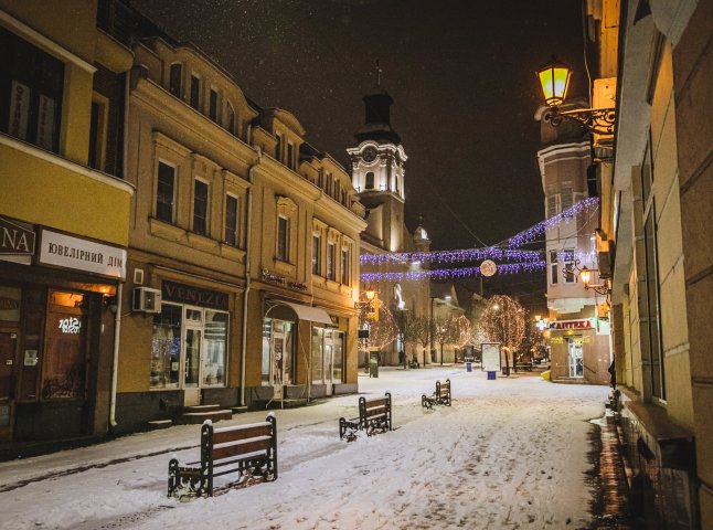 Неймовірна краса: у мережі опубліковано ранкові фото засніженого Ужгорода