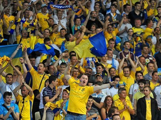 Гімн України на футбольному матчі в Іршаві заспівала рекордна цьогоріч кількість вболівальників