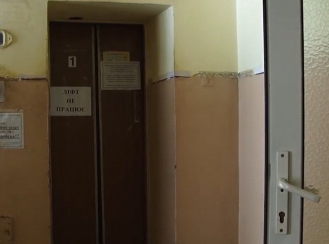 У Мукачівській ЦРЛ кілька тижнів не працює ліфт