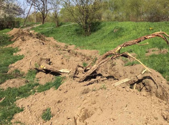 Муніципальна поліція Мукачева склала протокол на мешканця міста, який самовільно будував на набережній