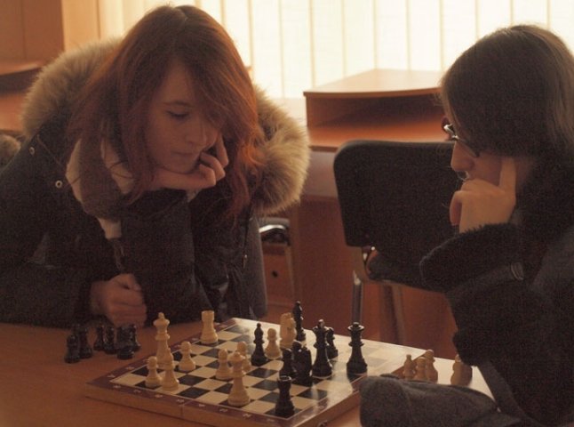 Дівчата математичного факультету УжНУ визначали шахову королеву