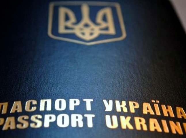 Службовці Державної міграційної служби відповідатимуть за неправомірні дії із видачею закордонних паспортів