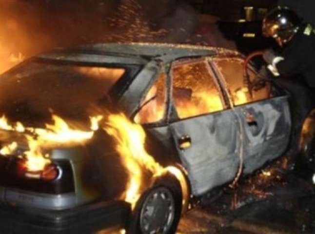 Вночі на Закарпатті знову згоріли дві машини