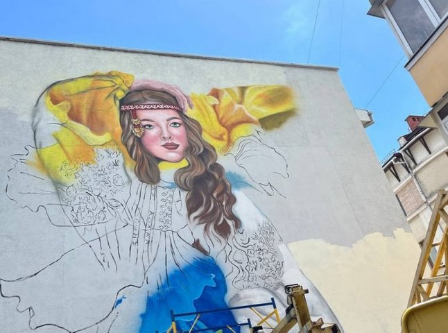 Дівчина, яка символізує Україну: в Ужгороді художники малюють мурал