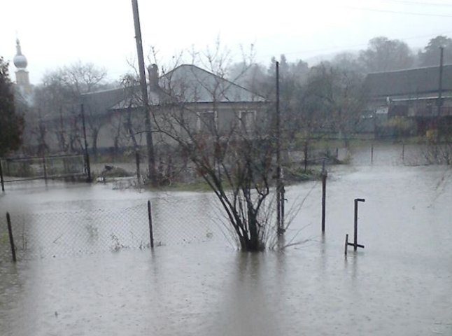 Негода на Перечинщині: у Зарічеві через сильні зливи підтоплені вулиці