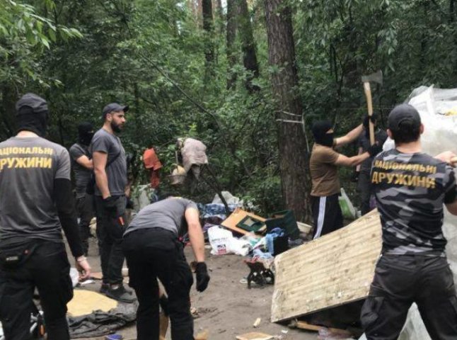 У Києві із сокирами і молотами розгромили табір ромів