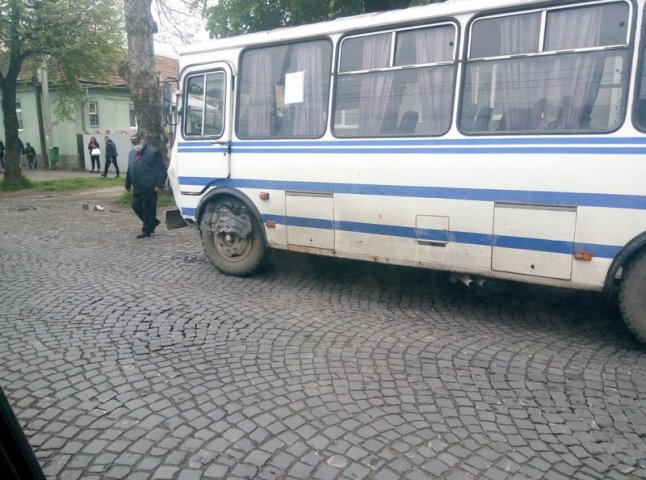 У Мукачеві зіткнулись позашляховик і пасажирський автобус