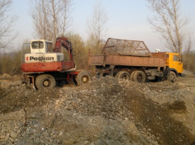 Поблизу Королева правоохоронці виявили незаконне вивезення гравію із річки Тиса