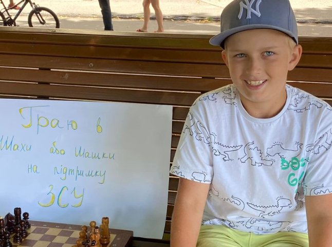 Закарпатський школяр грає з перехожими у шахи та шашки, щоб зібрати гроші для ЗСУ