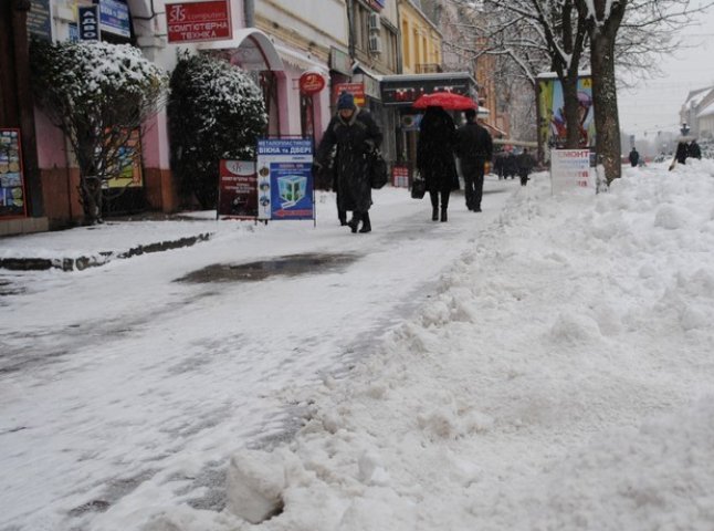 Центральну частину Мукачева комунальники очищають від снігу (ФОТО)