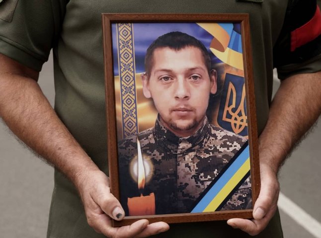 В Ужгороді відбулося прощання з воїном, який помер у лікарні після важкого поранення