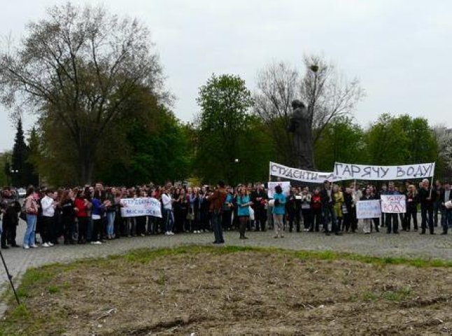 Студенти УжНУ провели мітинг проти свавілля ужгородських комунальників