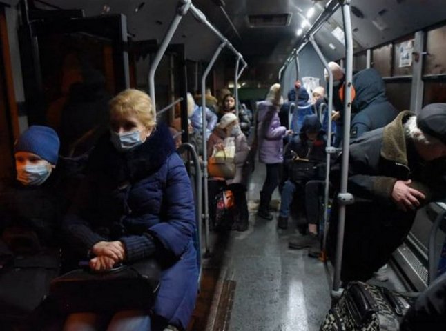 Евакуація й обстріли: що відбувається на Донбасі 