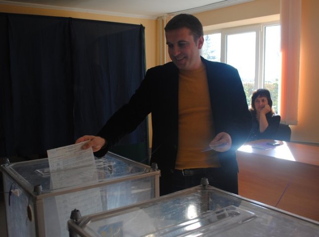 Один із кандидатів у нардепи по ужгородському округу розповів, за кого віддав свій голос (ВІДЕО)