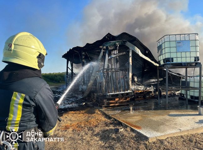 Вогнеборці гасили велику пожежу складу на Мукачівщині