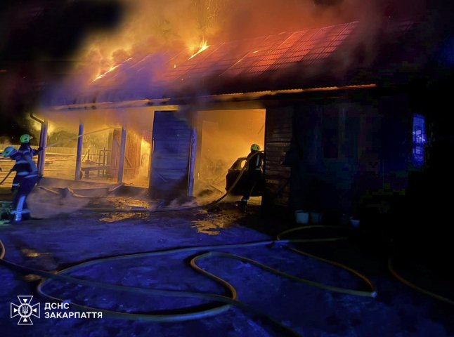 Згоріли автомобіль та мотоцикл: в одному з міст вирувала пожежа