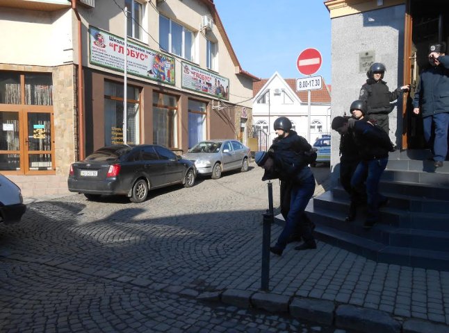 Працівники ДСО та правоохоронці рятували у Мукачеві від пограбування ювелірний магазин