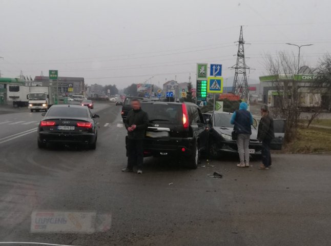 ДТП у Мукачеві неподалік ринку ГІД: у мережі показали відео з місця аварії