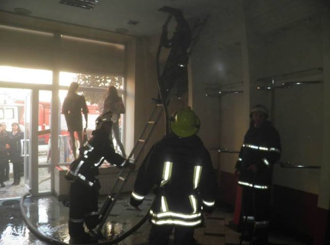 Рятувальники назвали причину сьогоднішньої пожежі в магазині у центрі Ужгорода