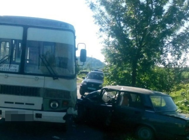 ДТП на Мукачівщині: внаслідок зіткнення автобуса та легковика постраждало п’ять осіб