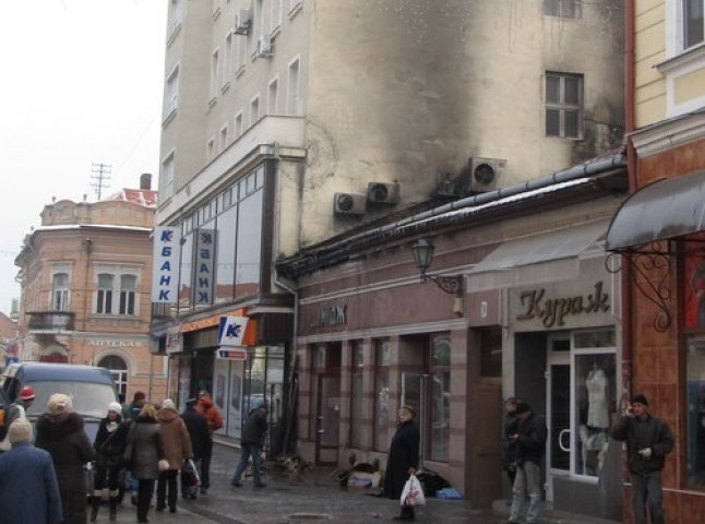 В центрі Ужгорода згорів бар і магазин (ФОТО)