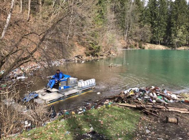 Вільшанське водосховище почали очищати від сміття