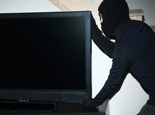 Ужгородські поліцейські затримали рецидивіста, який вкрав з квартири телевізор