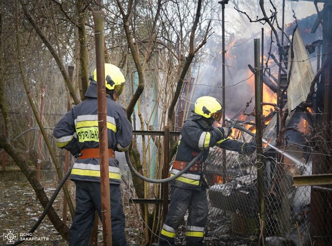 Сусіди відчули запах диму: у селі на Ужгородщині спалахнула пожежа