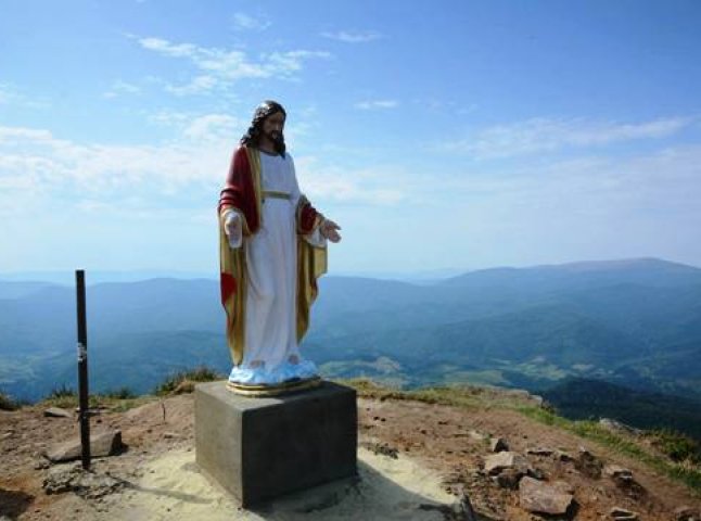 На горі Пікуй, що на межі Львівщини та Закарпаття, з’явилась статуя Ісуса Христа