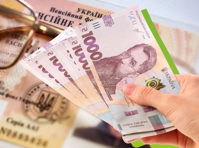 Який стаж і зарплату треба мати, щоб отримувати 10 000 гривень пенсії