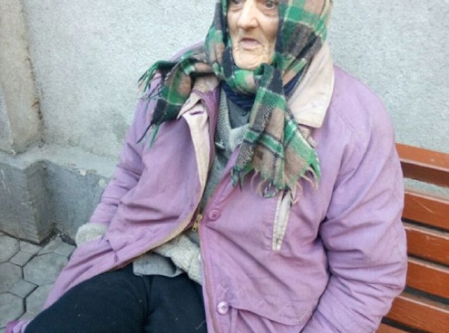 Бабуся, яку поліцейські знайшли у Мукачеві, відмовляється назвати своє ім’я